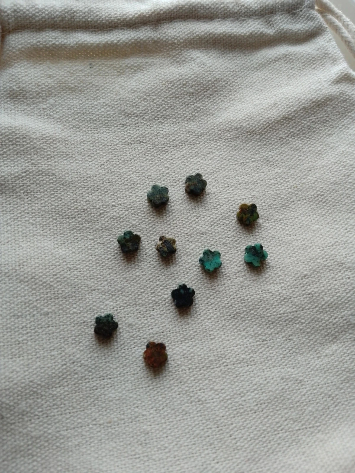 Lot de 10 perles en pierres de turquoise africaine taillées en fleurs – photo 2
